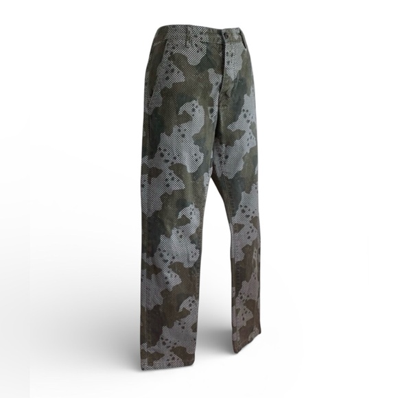 LEVI’s jeans, pixelated green camo, button front, hi rise. Medium. - Picture 4 of 17